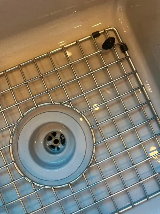 The same sink grid and strainer after cleaning